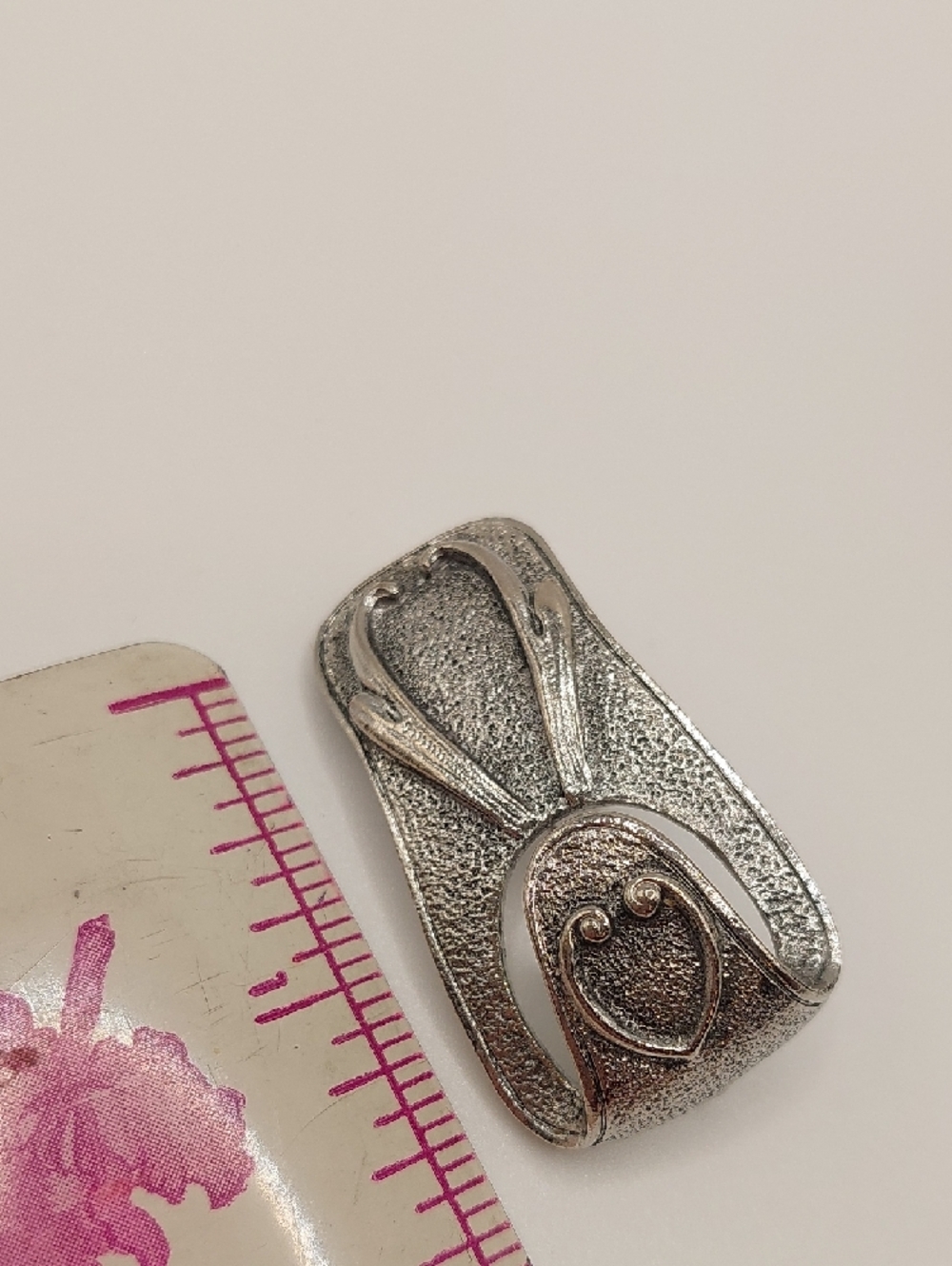 Sarah Coventry Vintage 1973 Hammered Silvertone Glasses Holder Heart Brooch Pin - Picture 11 of 13